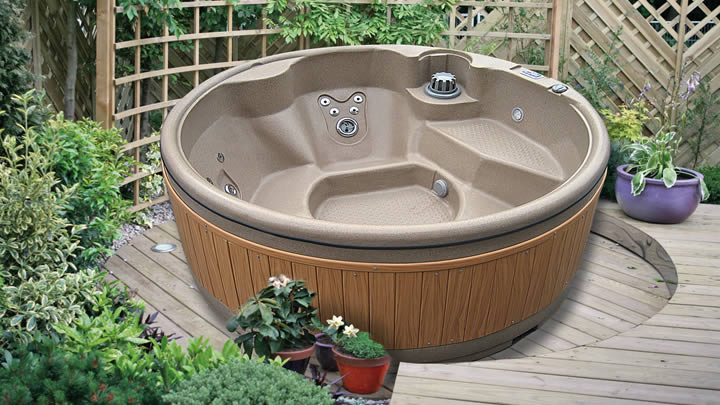 Hot Tub Party House in Norfolk. Outdoor Spa Jacuzzi. Hot Tub Hideaway
